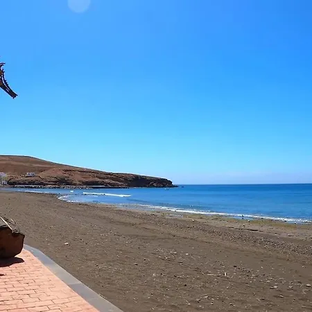 A Orillas De La Playa De *